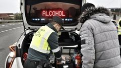 Imagen de una prueba de alcoholemia realizada ayer en una carretera de Ourense.