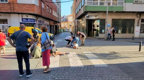 Las dos mujeres heridas, tendidas en el suelo poco despu�s del accidente