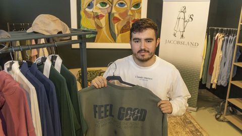Paulo Te�filo en la tienda de Jacobsland de la r�a do Ulla.