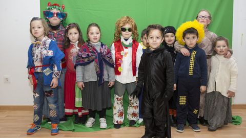 El CRA Ponte da Pedra (Carballo) celebra su entroido en el mercado