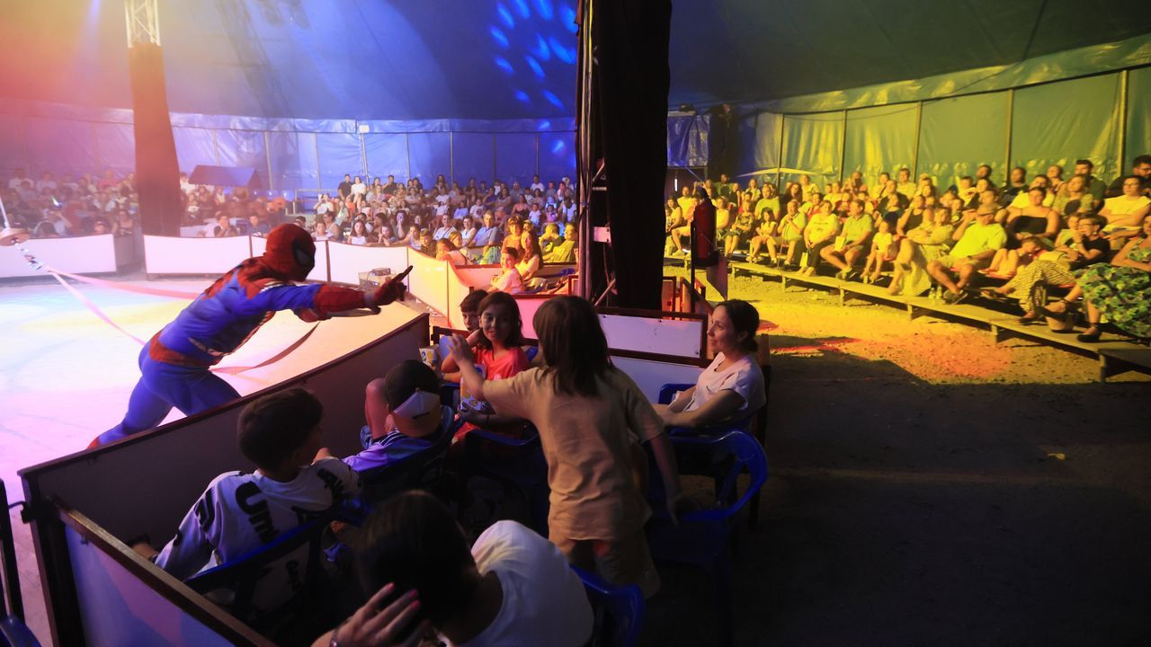 El circo Las Vegas, en Viveiro, acerca el espectáculo clásico adaptado al siglo XXI