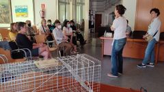 Los cuidadores voluntarios recibieron formaci�n (en la imagen) para la colocaci�n de jaulas para esterilizar a los felinos.