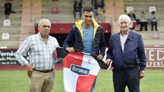 Manolo Abalo (izquierda) quiere hacer crecer el patrimonio del club con la futura ciudad deportiva del Arousa.