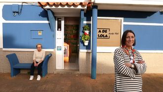 Mar�a Abu�n (a la derecha) cogi� el relevo de su madre, Dolores Castro (a la izquierda), en el negocio familiar