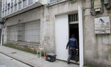 Un operario ayer durante las labores de tapiado del edificio, situado en la calle Magdalena.