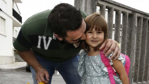 Albano y la peque�a Zeltia, ayer por la ma�ana llegando al CEIP Virxe do Carme de Burela