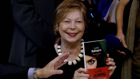 Lydie Salvayre posa con su libro. 