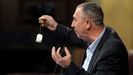 El diputado Joan Baldov� onde� una bolsa de tila invitando a calmar el �nimo.