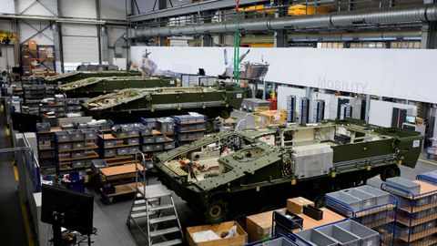 Vehculo de combate Lynx en una lnea de produccin de la planta de la empresa alemana Rheinmetall, que fabrica armas y municin para tanques y artillera