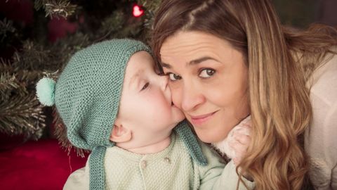 Marco, de 20 meses, con su madre Aurora