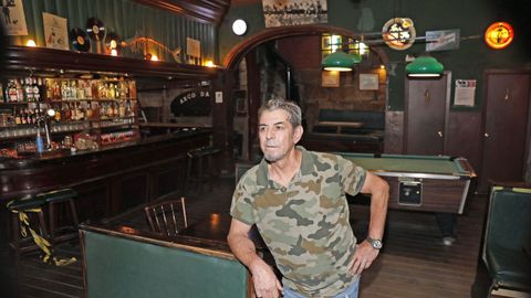 Daniel Ballesteros dej� a los 20 a�os su empleo en Citro�n para iniciarse en la hosteler�a con el Arco da Vella, un cl�sico que sigue