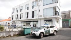 A Garda Civil ante a casa dos maiores de Monterroso.