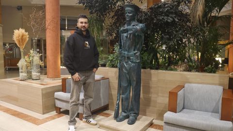 Gabarres, junto a la escultura, en el vestbulo del Gran Hotel de Ferrol