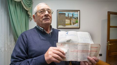 Julio Agrelo Trigo con los documento que todav�a conservaba de Frigsa, donde fue empleado durante 36 a�os
