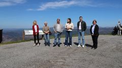 La presidenta de la Diputaci�n lucense (en el centro) durante la visita que hizo a un tramo de la carretera que se proyecta mejorar