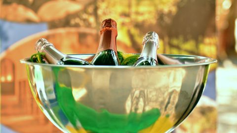 Imagen de archivo de botellas de cava, vino, comida, cena, restaurante, boda