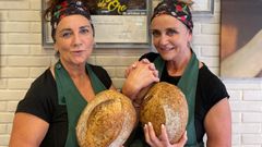 Beatriz y Esther Casero posan con los panes de masa madre que artesanalmente elaboran en el obrador familiar