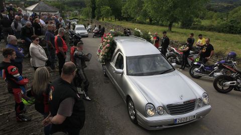 Vecinos y moteros en el momento en que llegaba el coche fnebre a la iglesia de la parroquia de O Hospital, de donde es la familia del fallecido