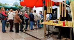 Los devotos de Santa Minia suelen portar piezas de cera para ofrec�rselas a la santa.