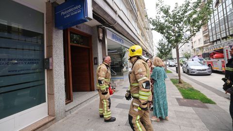 El fuego se declar� en la cocina de una vivienda de la r�a Barcelona de Carballo.