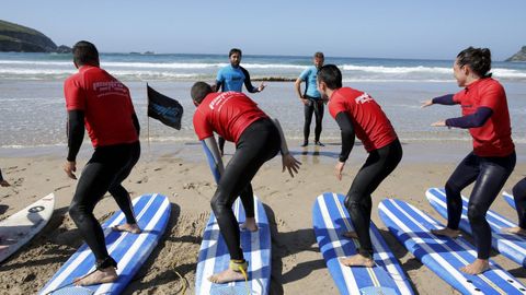 Alumnos en una clase de surf en la playa de Pant�n.