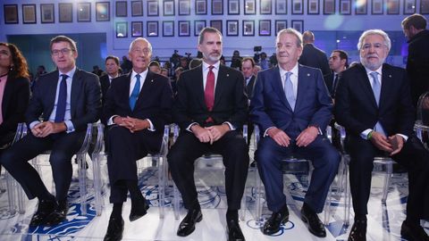 Nez Feijoo, Rebelo de Sousa, Felipe VI, Santiago Rey Fernndez-Latorre y Miguel Santalices antes de arrancar el acto