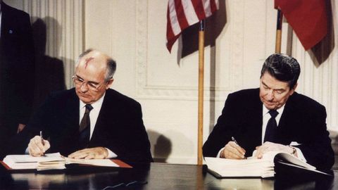 Gorbachov y Reagan durante la firma del tratado INF sobre fuerzas nucleares intermedias en 1987