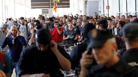Mossos y Polica Nacional controlan el acceso de personas a la terminal 1 de El Prat
