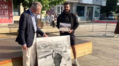 Gabarres (derecha), recogiendo su galard�n. En la imagen, con Hern�n Cort�s, pintor y presidente del jurado 