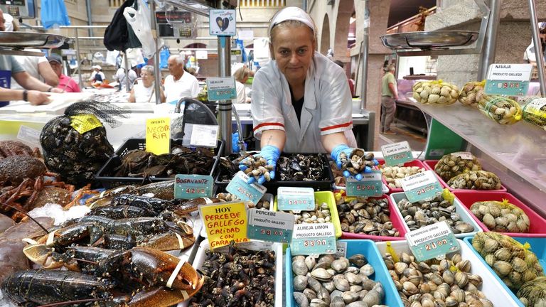 El puesto de Emilio Marsal, en la plaza de abastos de Pontevedra, rotula bien claro el producto gallego que tiene a la venta