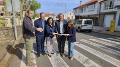 Do Campo, en el centro, en su visita este mi�rcoles a Zas con autoridades locales encabezadas por el regidor, Manuel Mu��o