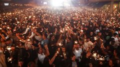 El ltimo da de A Guadalupe es tradicin cantar ARianxeira con las bengalas en alto.