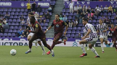 Bil Nsongo conduciendo el bal�n durante el encuentro ante el Valladolid