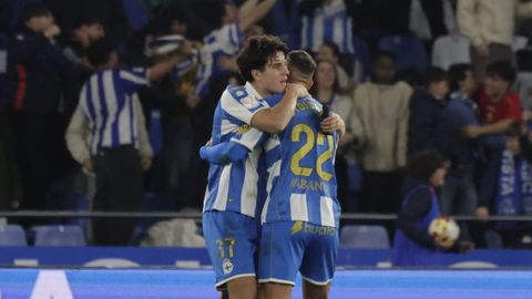 No� Carrillo, siendo felicitado tras marcar el gol de la victoria ante el Mallorca, en su debut