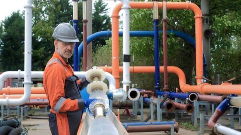 Un técnico prueba el equipo de Applus en una tubería