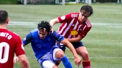 Yago presiona a Iker en el partido de Cangas