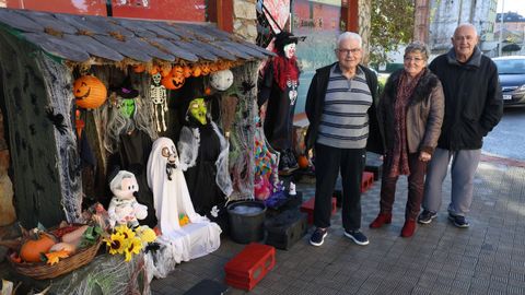 Los vecinos delante de la casa decorada