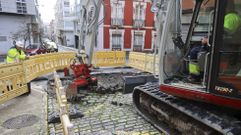 Maquinaria levantando este mircoles adoquines en la calle Rubalcava.