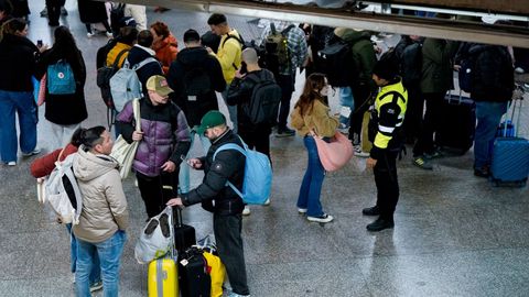 Pasajeros a la espera en la estaci�n de Atocha tras suspenderse la circulaci�n entre Madrid y Andaluc�a
