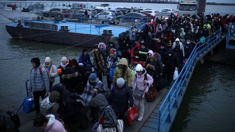 Ucranianos llegando en barco a la ciudad rumana de Orlivka