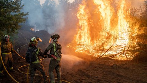 Varios bomberos trabajando este miércoles en la extinción del incendio de As Neves.