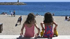 Dos ni�as sentadas en una playa.