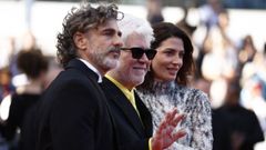 Almod�var, entre los actores Leonardo Sbaraglia y B�rbara Lennie, en Cannes para presentar �Amarga Navidad�.