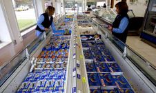 <span lang= es-es >Incertidumbre</span>. Empleadas de la compa��a, en la tienda de venta de congelados que Pescanova tiene en Chapela. Deloitte, designada administrador concursal, tiene por delante la tarea de reflotar la quinta empresa pesquera del mundo, que hasta hace un mes gestionaba Manuel Fern�ndez de Sousa.