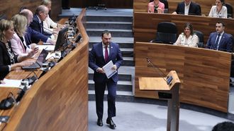  El presidente del Principado, Adri�n Barb�n, al inicio de su intervenci�n en la Junta General del Principado que acoge la primera sesi�n del debate sobre el estado de la regi�n