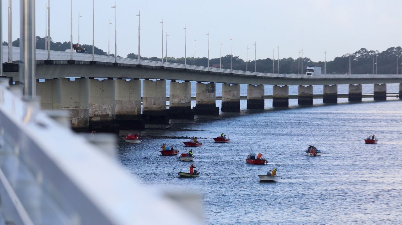 La Xunta moviliza dos millones de euros para las ayudas por la paralización del marisqueo en Os Lombos, Bohído y Cabío