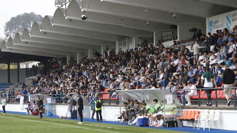 Buen ambiente en la grada de tribuna de O Couto.