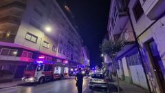 Los bomberos tuvieron que intervenir para apagar el fuego originado en la chimenea de un edificio