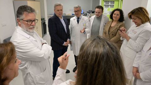 Visita del conselleiro de Sanidade, Antonio Gómez Caamaño, al nuevo laboratorio de urgencias del Chuac.