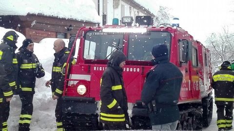 Trabajo de los equipos de rescate. 